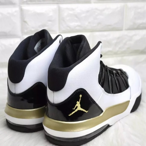 Jordan Max Aura Men Basketball Shoe - Picture 3 of 4